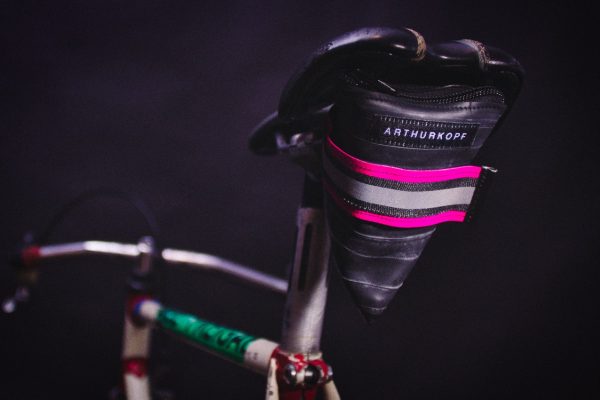 Satteltasche aus Fahrradschlauch mit Pink farbenden band