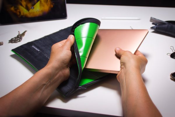 Laptoptasche aus Fahrradschlauch innefarbe grün