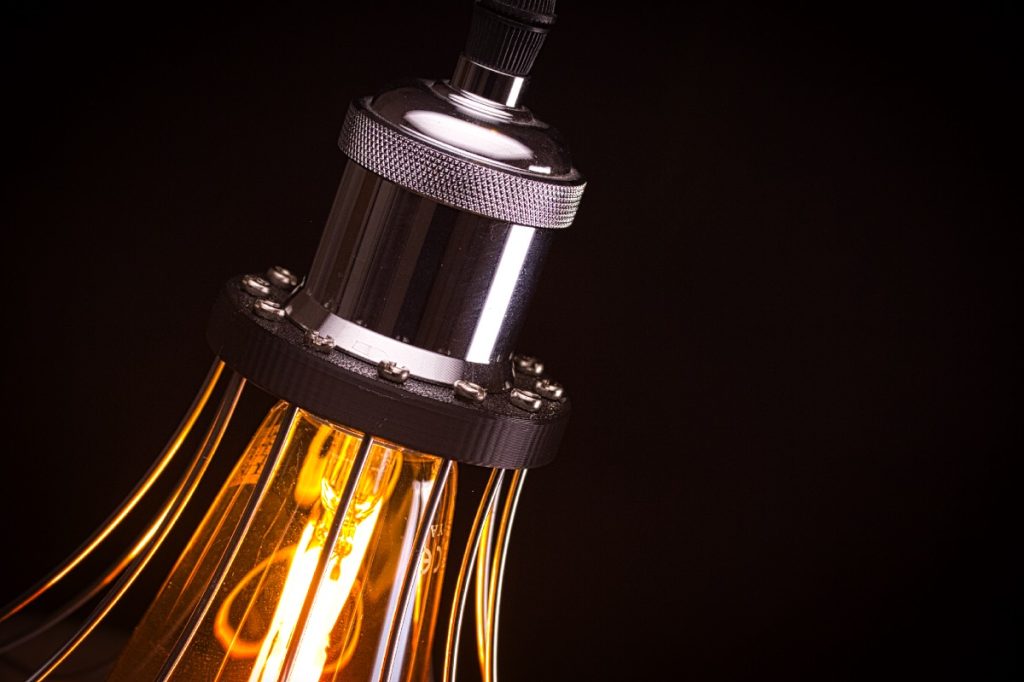 recyclte Lampe aus Fahrradschlauch und Speichen