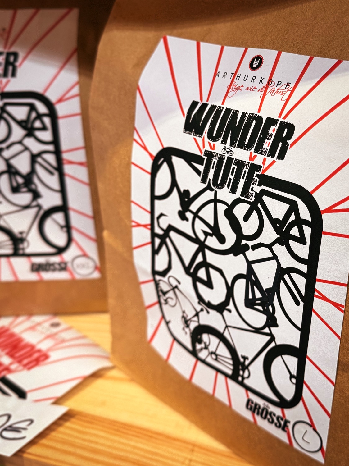 Wundertüte mit Überraschungs T-Shirt von arthurkopf