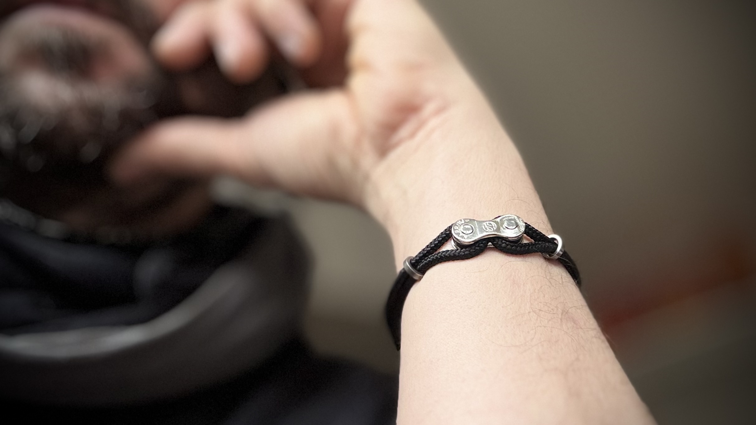 Schmuck am Handgelenk