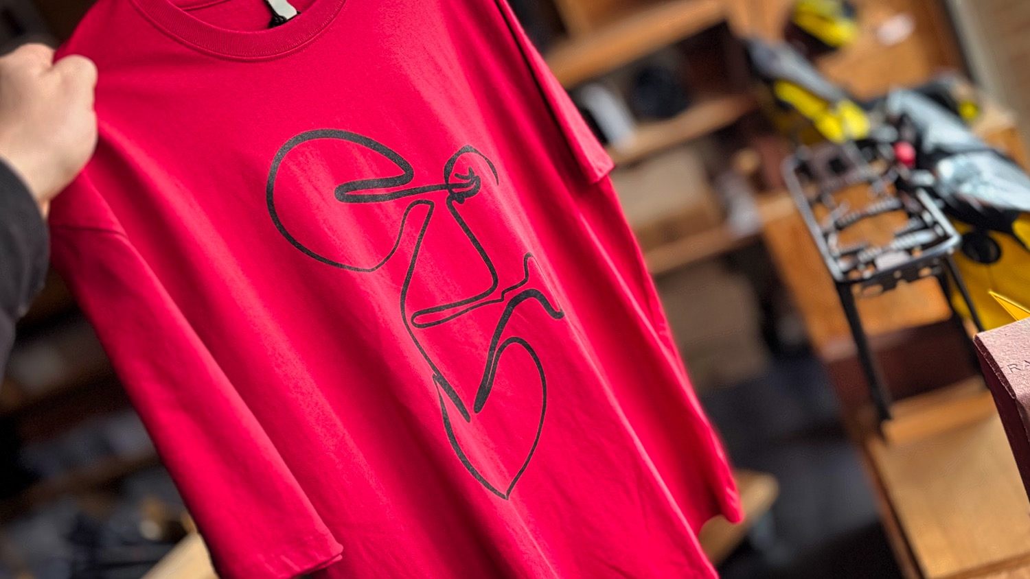 rotes shirt mit hakki siebdruck